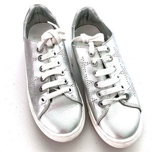 Stradivarius Silver Runner